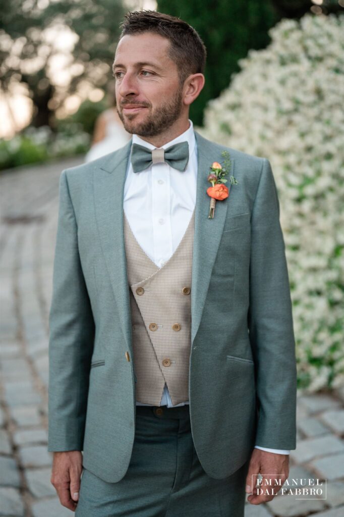 Photo témoin de mariage en costume 3 pièces sur mesure vert pâle