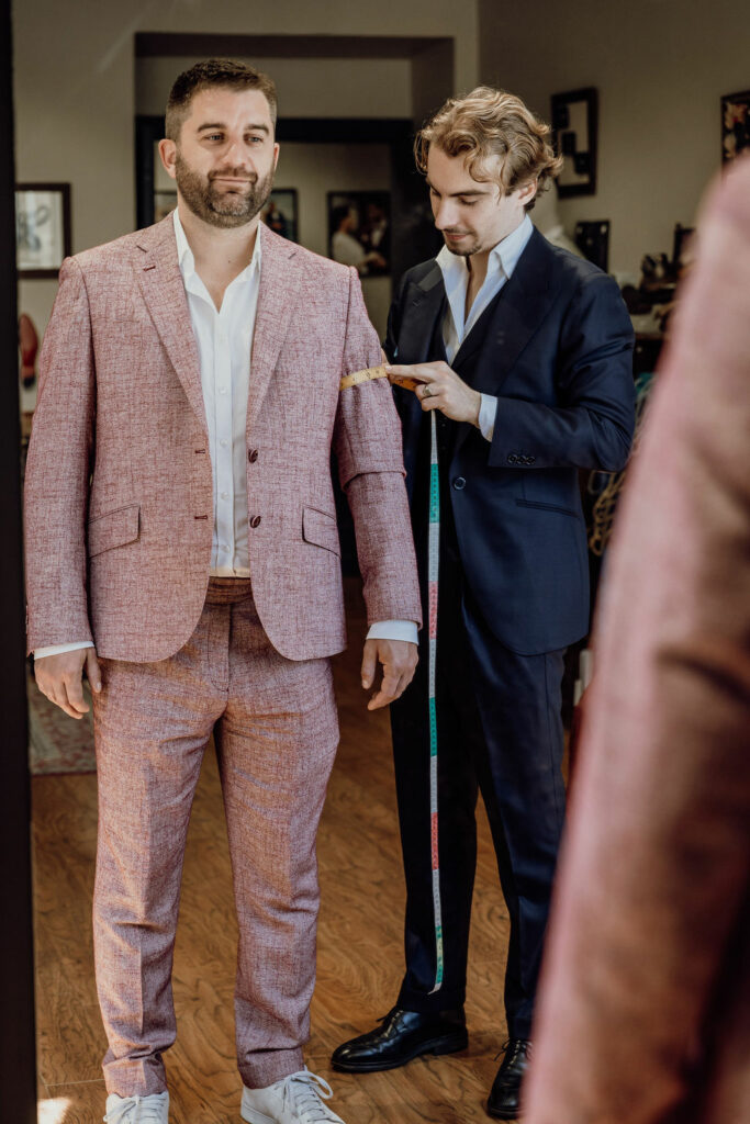 photo prise de mesure pour le costume sur mesure d'un futur marié