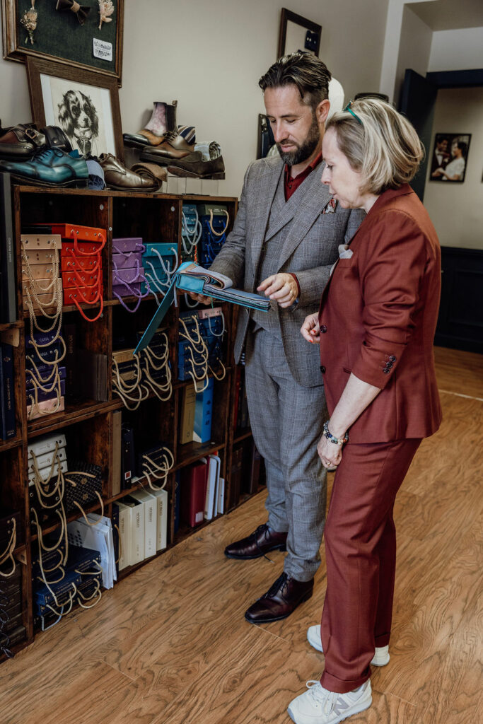 photo du fondateur présentant des tissus lors d'un rendez-vous découverte au showroom