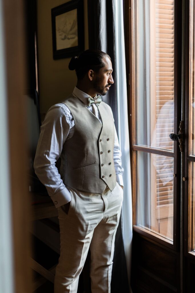 Elyes porte un gilet croisé sur mesure Beige